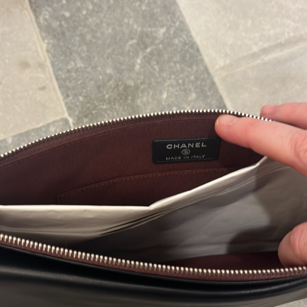 CHANEL Black Quilted Leather Laptop Sleeve with CC Logo - Never Used - Picture 6 of 6